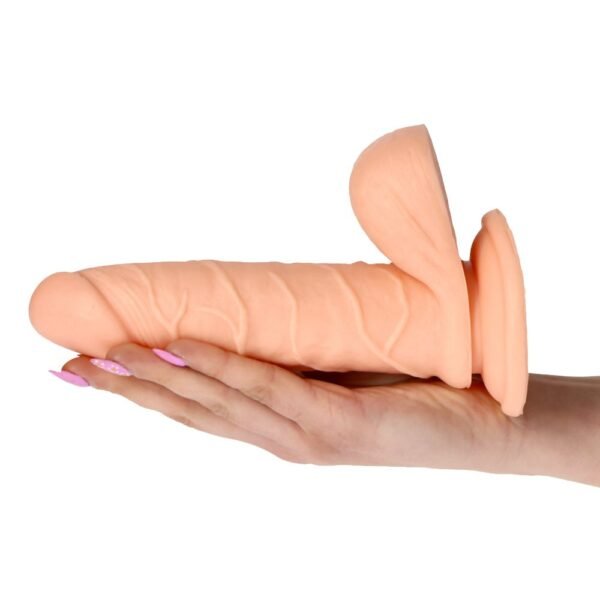Vista laterale del dildo Flesh Flavour 6.5", con testa fallica e testicoli realistici, perfetto per l'uso a mani libere.